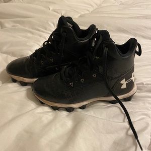 5/25 Boys Under Armour football cleats